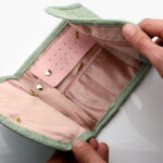 Cartera de Plástico Morada y Verde con Broche CH. - Imagen 2