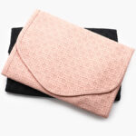 Cartera de Plástico Rosa y Negro con Broche G.