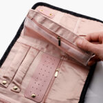 Cartera de Plástico Rosa y Negro con Broche G. - Imagen 2